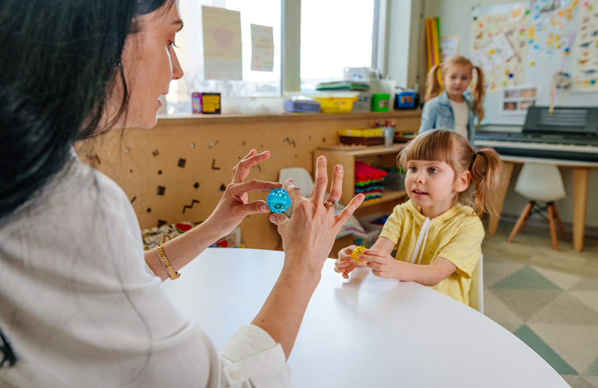 Како да препознаете знаци на доцнење во развојот кај децата?